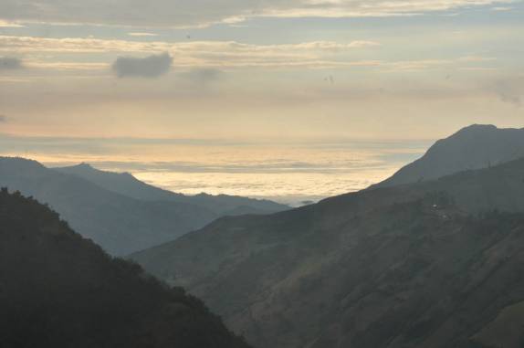 Mar de nuvens cobre o vale na viagem para Cuenca, no Equador